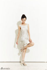 组图：佟丽娅全新白裙写真 夏日彰显清爽活力