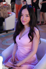 组图：霍思燕产后复工上围暴涨秀乳沟黑痣