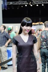 组图：吴莫愁纽约时装周红裙潮鞋展个性魅力