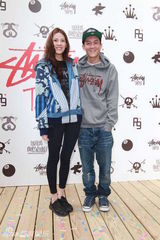 组图：陈冠希带小女友逛街 十指紧扣秀恩爱