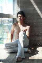 组图：魏千翔泳池秀胸肌 暖男湿身展性感魅力