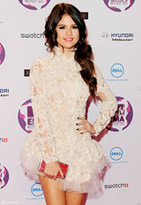 高清图：MTV欧洲音乐大奖 赛琳娜美艳亮相红毯