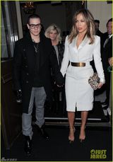 组图：洛佩兹携小男友亮相 十指紧扣秀恩爱