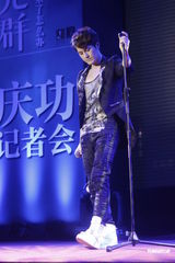 组图：吴克群阿娇(钟欣桐)不惧绯闻甜蜜牵手