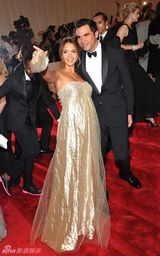 组图：美国时装学院庆典举行 众明星红毯竞艳