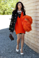 组图：姚晨撞色街拍绚烂秋冬  街头时尚感十足