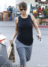 组图：哈利-贝瑞产后紧身裙亮相 影后减肥成功