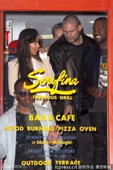 组图：卡戴珊火速搭上坎耶韦斯特 结伴逛街被拍