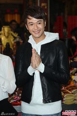 组图：李康宜拜神求票房 爱情长跑结婚顺其自然