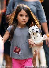 组图：小苏瑞与妈妈凯蒂牵手逛街