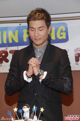 组图：陈展鹏望另一半爱运动 缘分到随时结婚