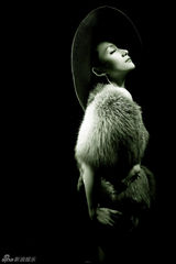 组图：罗忆楠拍视觉写真 演绎名媛风情