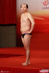 高清图：2012亚洲先生首次面试 泳裤示人奇招尽出