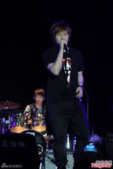 组图：五月天西岸音乐节开唱 女粉丝激动昏倒