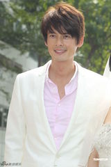 组图：陈怡蓉婚纱妩媚亮相 携手郭品超浪漫走秀