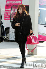 组图：少女时代赴华宣传黑白搭现身机场