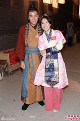 组图：马国明为宣传无惧绯闻 李诗韵秀一字马