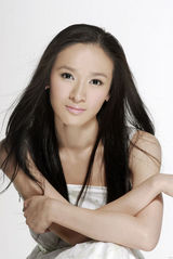 组图：田野戏里野蛮不讲理 戏外恬静娇俏