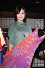 组图：阿雅卖旧衣做公益 自曝远距离恋爱进行时