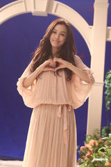 组图：范玮琪为公益歌曲拍摄MV 个唱邀吴佩慈站台