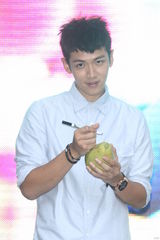 组图：柯震东现身预售会 新片变身大野狼