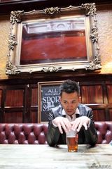 组图：王学兵伦敦写真展现英伦范儿