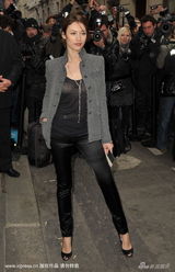 幻灯图集：邦女郎欧嘉亮相巴黎2010春夏高级时装周