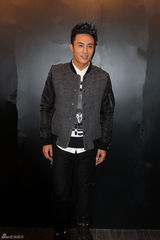 组图：杜淳品牌活动现场手背纹身时尚潮人范