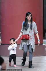 组图：林熙蕾挺大肚带女儿吃饭 小萝莉乖巧可爱