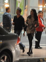 组图：姚晨深夜回京 男友曹郁亲自开豪车接机