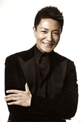 组图：李宗翰黑白写真 眼神深邃儒雅气质完胜