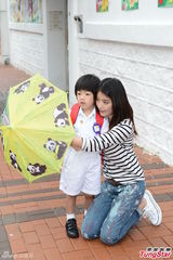 组图：陈慧琳跪地接爱子 虾饺仔被老师赞乖巧