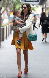 组图：辣妈米兰达风姿绰约 宝贝儿子诠释“天然呆”