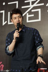 组图：潘玮柏北京发片会为粉丝削苹果