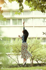 组图：曹阳最新校园漫步写真 回归大学最美时光