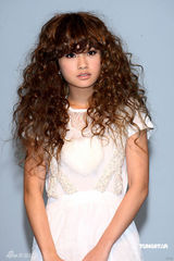 幻灯图集：杨丞琳长卷发似洋娃娃 白蕾丝裙可爱