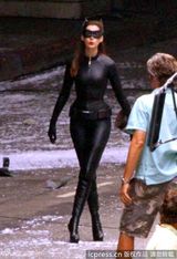 组图：《蝙蝠侠前传3》洛杉矶赶拍 海瑟薇造型魅惑