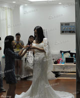 独家：刘芸京城试婚纱表情逗趣 疑筹划补办婚礼