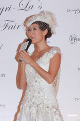 组图：谢婷婷着奢华婚纱 希望年年穿嫁衣