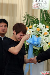 组图：台湾艺人小马跳楼妻子出殡 小马拥女痛哭