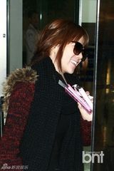 组图：KARA赴日开唱现身机场 具荷拉裹大衣