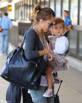 高清图：杰西卡-阿尔芭携女儿出行 弯腰险走光