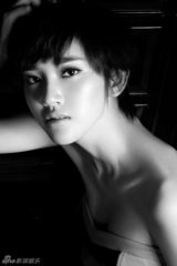 组图：唐艺昕黑白质感写真 眼波流转香肩诱人