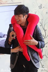 组图：罗志祥携新专辑进京 挑女友需考虑妈妈意见