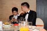 组图：韦唯三子代母贺友人新婚 比赛鼻子挂勺子