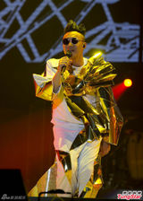 组图：陈奕迅台北开唱 甜蜜称快乐泉源是太太