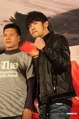 组图：周杰伦关注极限探索 为好友出征打气加油 