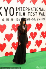 组图：栗山千明亮相绿毯 黑裙冷艳长发飘飘