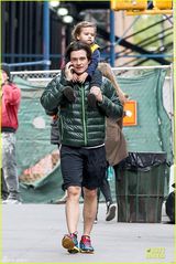 组图：奥兰多带儿子出行坐肩头 心情好聊电话