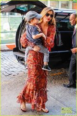 组图：米兰达深V长裙美艳 小宝贝幸福躺妈肩头